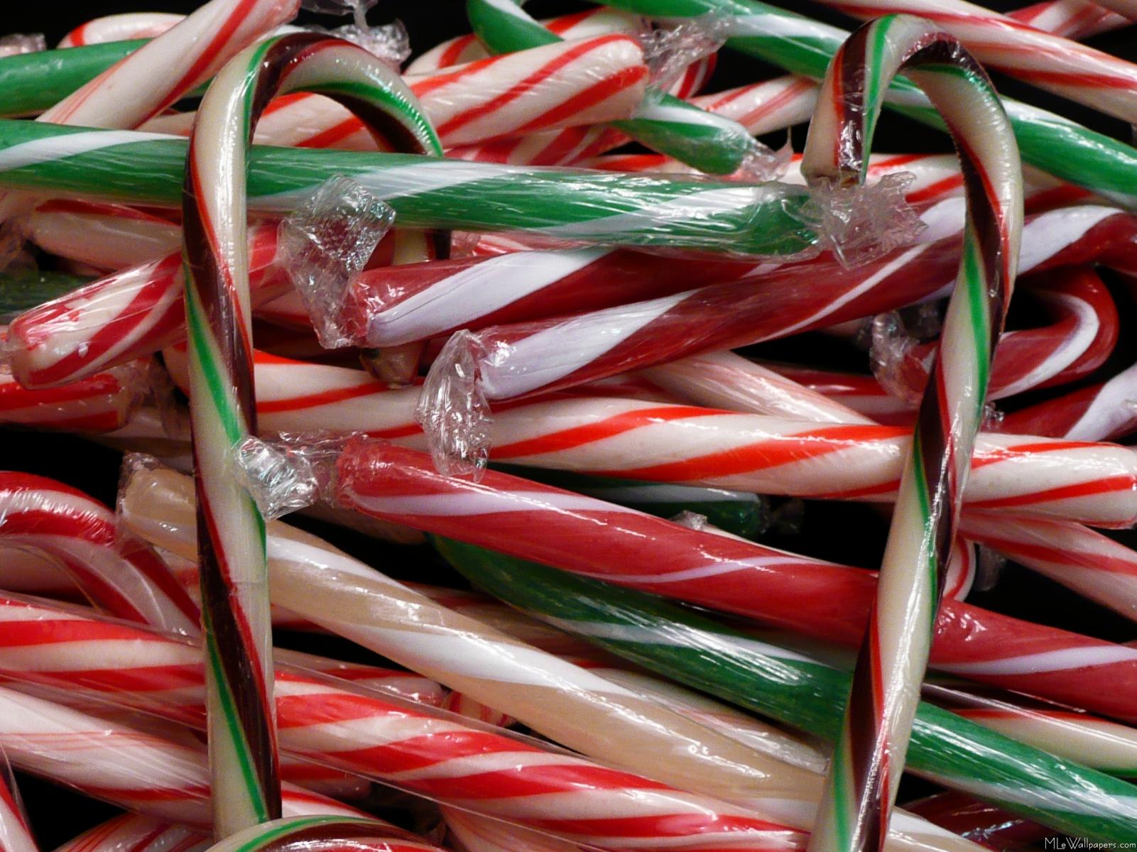This wallpaper of candy canes features some tasty chocolate mint candy canes 