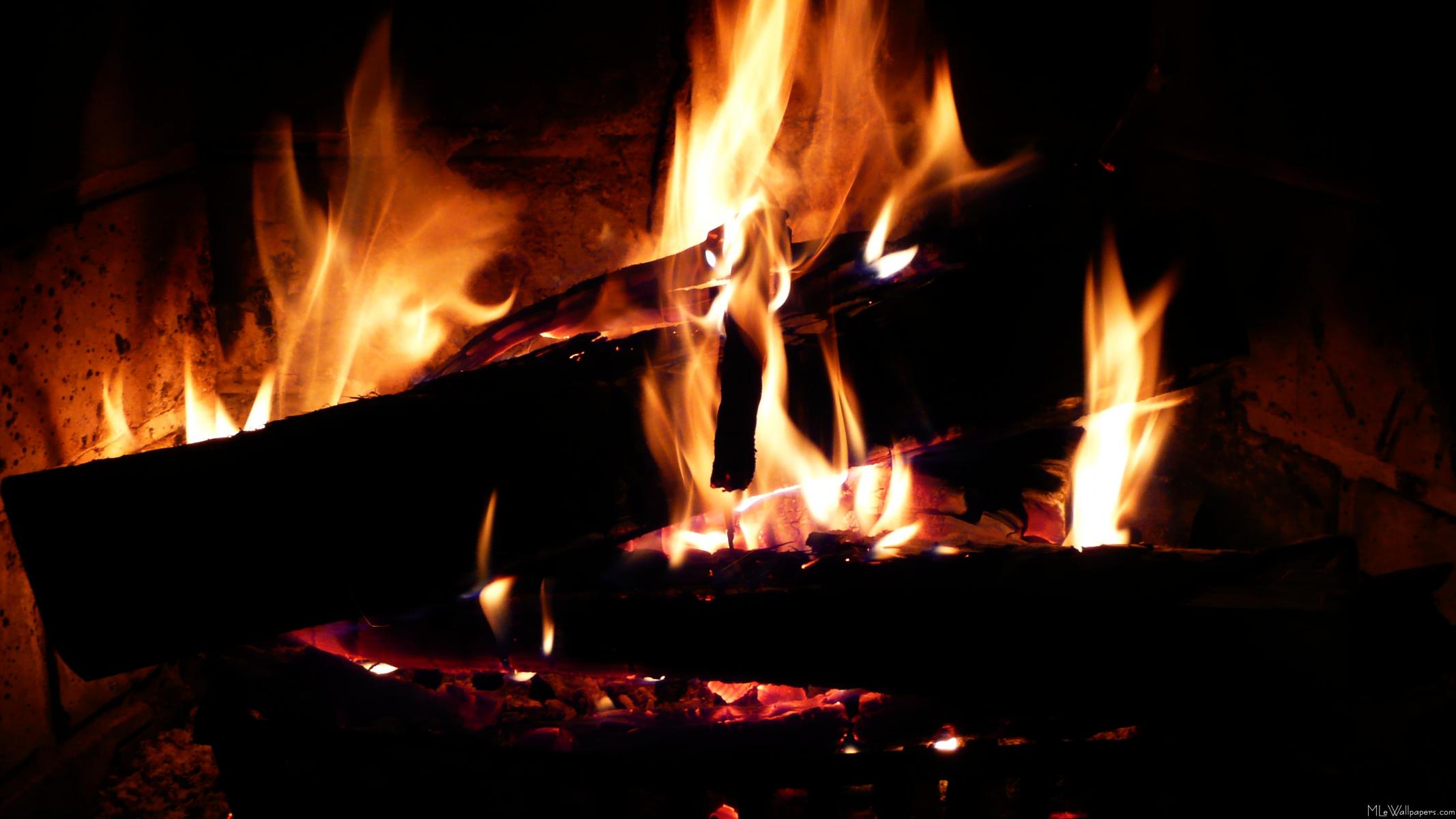 Logs in the fireplace là một trong những hình ảnh gỗ đốt trong lò sưởi đẹp nhất mà bạn sẽ từng thấy. Nếu như bạn muốn tìm kiếm một bức ảnh đẹp về lò sưởi, hãy đến với chúng tôi và bạn sẽ không thất vọng. 